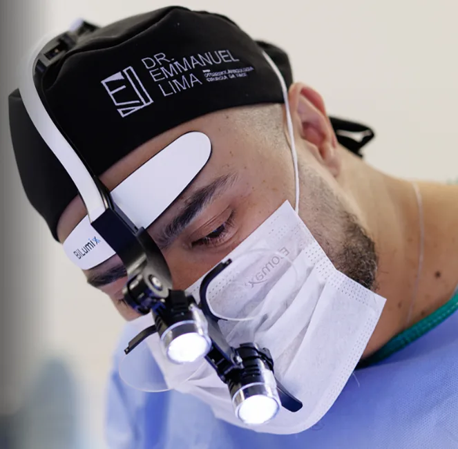Dr. Emmanuel Lima em cirurgia