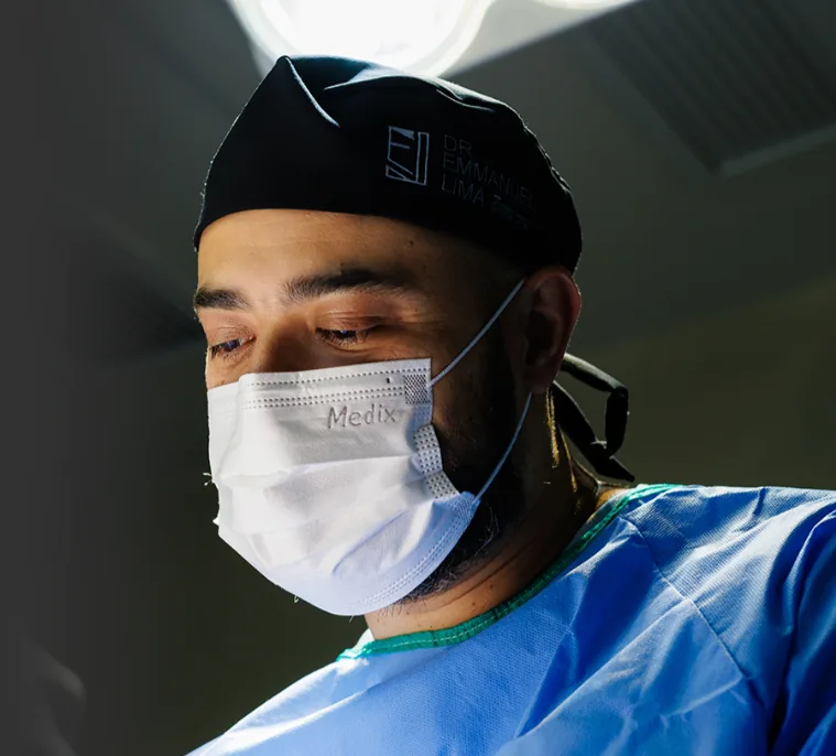 Dr. Emmanuel Lima em cirurgia